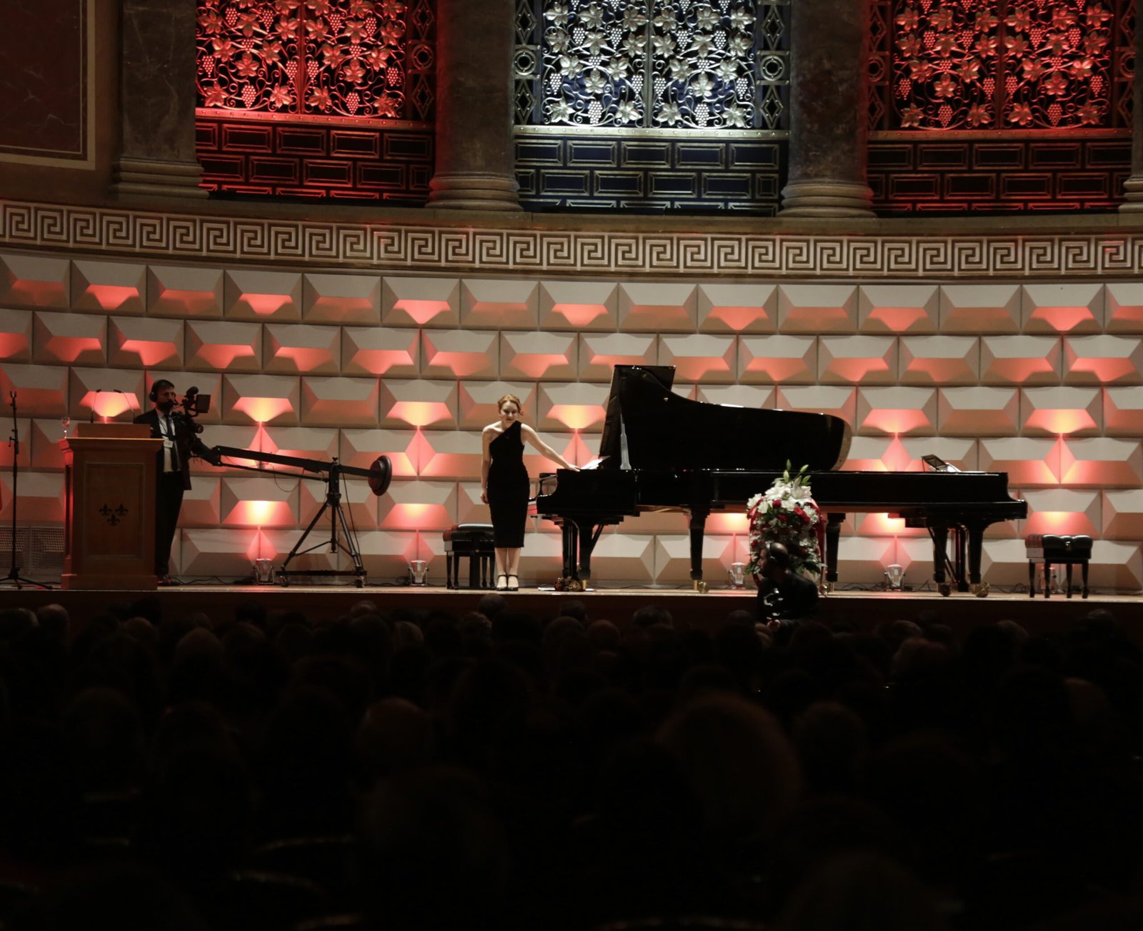 Sezen Karakaş bei einem Auftritt im Kurhaus Wiesbaden — Konzertpianistin aus Bühl bei Baden-Baden